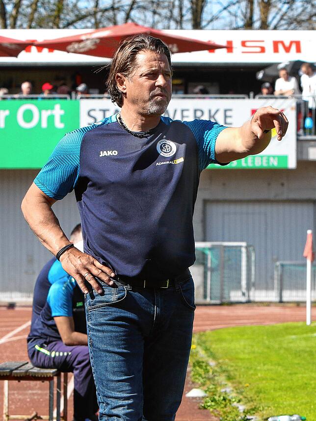 Helgi Kolvidsson auf der Trainerbank des SC Pfullendorf.