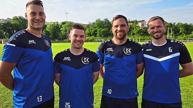 Weiter so: Sportchef Stefan Hilpüsch setzt bei der „Zweiten“ des TuS Efringen-Kirchen weiter aufs Trainertrio (von links) Kevin Black, ...