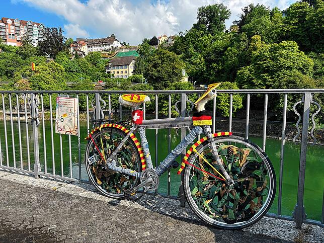 „Zwei Länder – eine Stadt“ – die grenzüberschreitende Freundschaft symbolisiert ein Fahrrad, das sich in der Mitte der Laufenbrücke ...