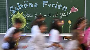 Die Schülerinnen und Schüler in Baden-Württemberg werden jedes Jahr gemeinsam mit Bayern als letzte in die Ferien entlassen. (Archivbild)