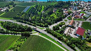 Der Saba-Knoten mit Wein- und Kulturzentrum, Lidl-Filiale und Kreisverkehr in seiner heutigen Gestalt. Ende 2000 wurden die Weichen für ...