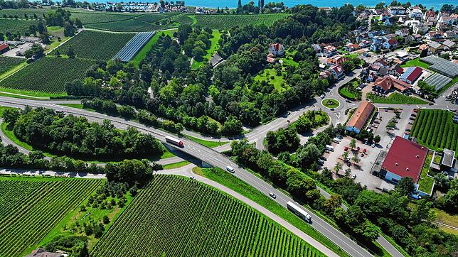 Der Saba-Knoten mit Wein- und Kulturzentrum, Lidl-Filiale und Kreisverkehr in seiner heutigen Gestalt. Ende 2000 wurden die Weichen für ...