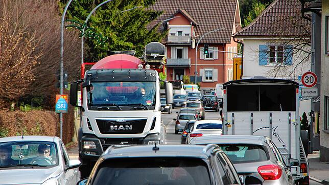 Die Verkehrsbelastung auf der B&nbsp;33-Ortsdurchfahrt in Markdorf ist hoch. Mit der Südumfahrung, deren Bau der Kreistag am Freitag ...