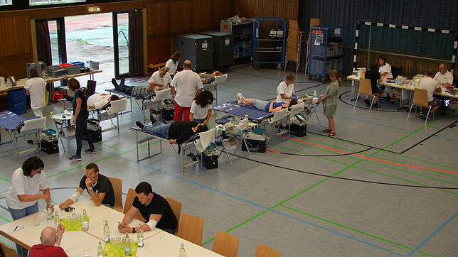 Gut organisiert und routiniert laufen die Blutspendetermine ab. Am Dienstag, 23. Juli, ist von 15 bis 19.30 Uhr in der Mehrzweckhalle ...