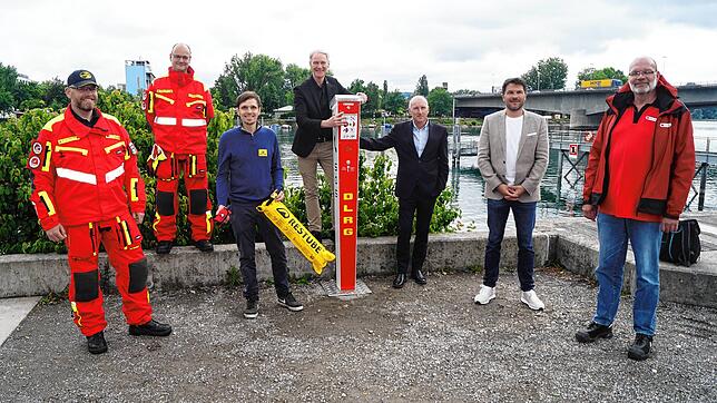 Clemens Menge und Peter Augustyniak (beide DLRG), Christopher Fuhrhop (Restube-Erfinder), Baubürgermeister Karl Langensteiner-Schönborn, ...
