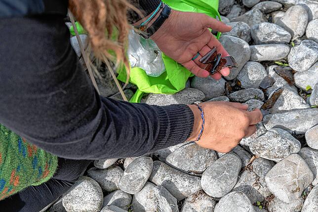 Glasscherben kommen in einen separaten Beutel und werden zu Schmuck verarbeitet.