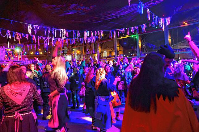 Bild 9: Hexenball Unadingen: Großes Spektakel mit Hexen, Geistern und anderen Narren