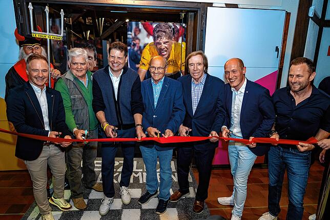 Sie eröffnen das Cycling Museum im Haus des Gastes (von links): Markus Spettel (Geschäftsführer Kur und Bäder), Peter Becker (früherer ...
