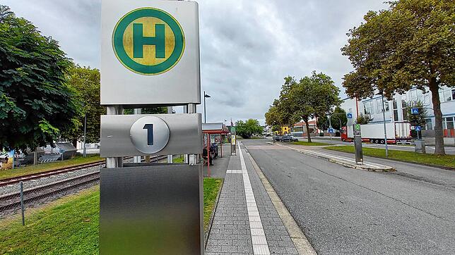 Ein Haltestellenschild am Stockacher Busbahnhof. Die Stadt Stockach hat einige Wünsche für den neuen Nahverkehrsplan, den der Landkreis ...
