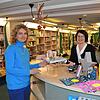 Nikola Kögel, Geschäftsführerin der Aktionsgemeinschaft Tiengen, mit Mitarbeiterin Birgit Weiss. In ihrer Buchhandlung in Tiengen sei ...
