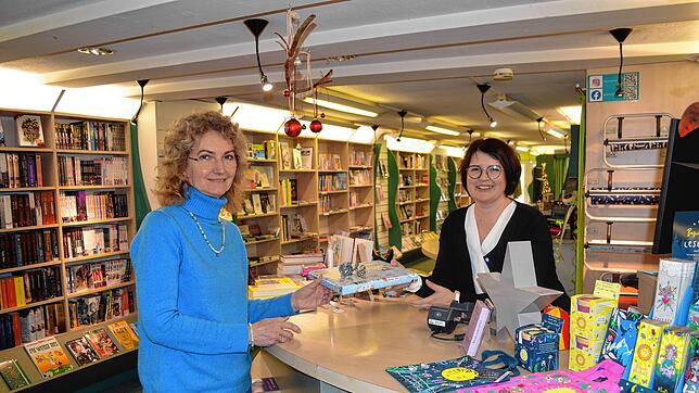 Nikola Kögel, Geschäftsführerin der Aktionsgemeinschaft Tiengen, mit Mitarbeiterin Birgit Weiss. In ihrer Buchhandlung in Tiengen sei ...