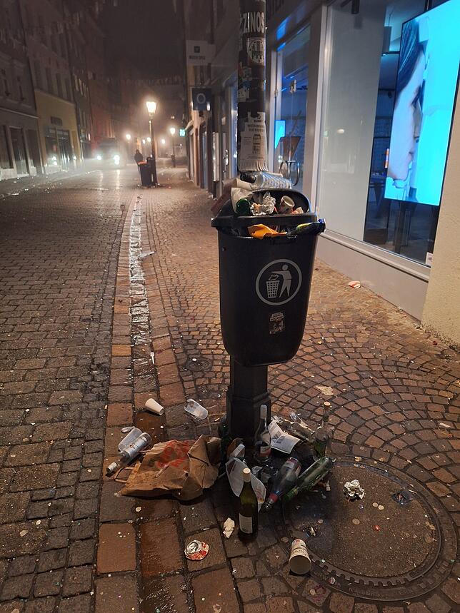 Trotz Glasverbot konnten einige Narren nicht von Bier- und Sektflaschen lassen.