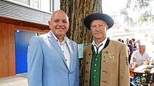 Frank Bruschinsky (links) zeichnet Berthold Stauder aus. Foto: Elisabeth Stauder