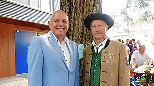 Frank Bruschinsky (links) zeichnet Berthold Stauder aus. Foto: Elisabeth Stauder
