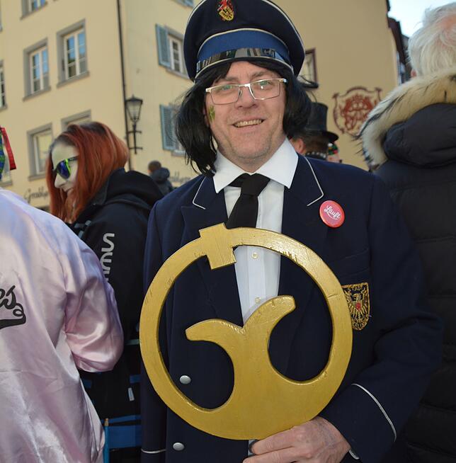 Noch hat die Stadt, hier in Person von Hausmeister Uwe Stett, den Rathausschlüssel fest im Griff.
