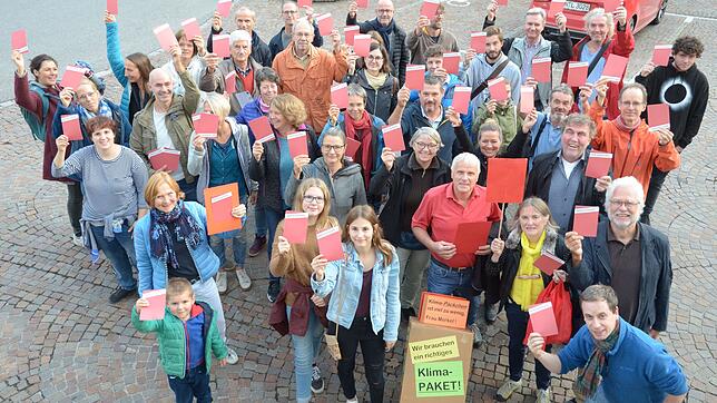 Sie zeigen der Klimapolitik der Bundesregierung die &bdquo;Rote Klimakarte&ldquo;: Die Mitstreiter der Markdorfer &bdquo;Parents for ...