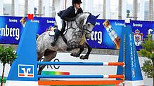 Lokalmatadorin Laura Lange vom RZ Frese gewann die Einlaufprüfung vom Donaucup der regionalen Reiter.