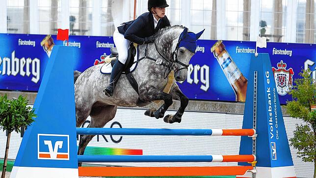 Lokalmatadorin Laura Lange vom RZ Frese gewann die Einlaufprüfung vom Donaucup der regionalen Reiter.