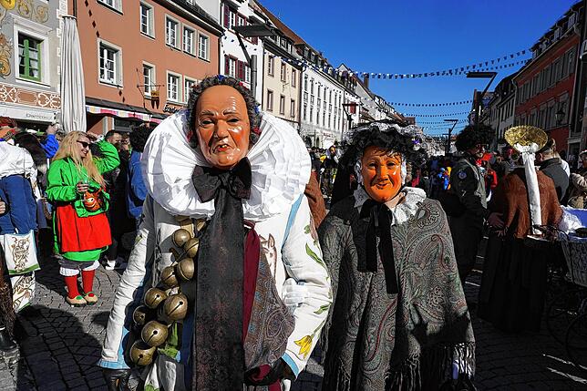 Bild 21: Zuschauer stehen Spalier: Maschgerelauf in der Rietstraße