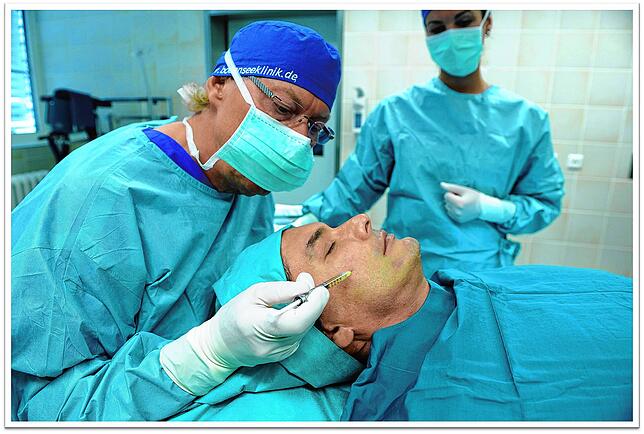 Immer mehr im Job erfolgreiche Männer kommen zu ihm in die Bodenseeklinik, um sich behandeln zu lassen.