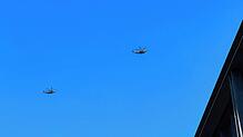 Zwei Helikopter fliegen über das SÜDKURIER-Verlagsgebäude in Konstanz.