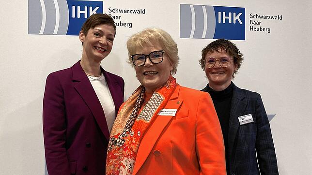 Moderatorin Kimsy von Reischach (von links), IHK-Vizepräsidentin Bettina Schuler-Kargoll und die stellvertretende ...