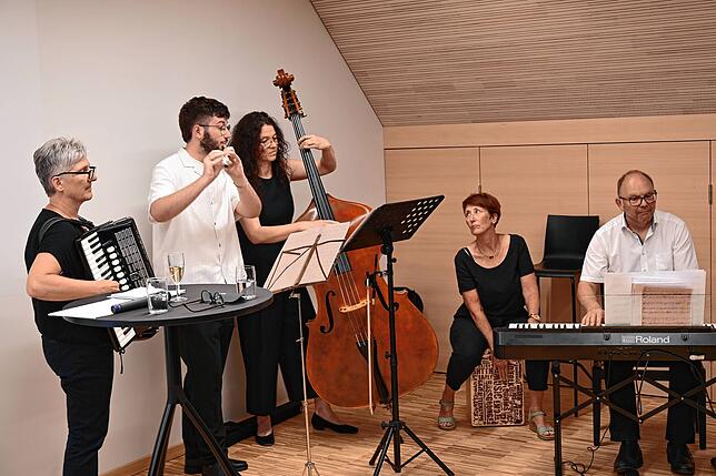 Die Akteure der Ad-hoc-Band (von links): Andrea Rönnau (Akkordeon, Piano), Louis Frey (Querflöte), Gabi Frey (Kontrabass), Annette ...
