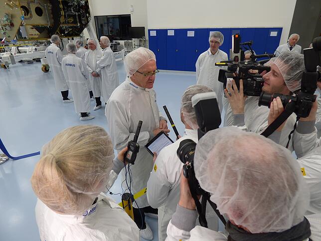 Ministerpräsident Winfried Kretschmann beantwortet bei der Eröffnung des neuen Technologiezentrums ITC von Airbus in Immenstaad die ...
