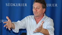 Sozialminister Manfred Lucha bei einem Besuch im SÜDKURIER-Medienhaus im vergangenen Jahr. Im November besucht er Bad Säckingen.