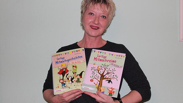 Autorin Petra Metzger zeigt ihre Bücher &bdquo;Lustige Mitmachgeschichten&ldquo; und &bdquo;Lustige Mitmachreime&ldquo;.