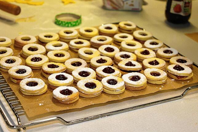 Die Hildabrötchen sind eine von 20 Sorten Weihnachtsbredle, die die Landfrauen vom Ortsverein Rund ums Glasbachtal in der Adventszeit ...