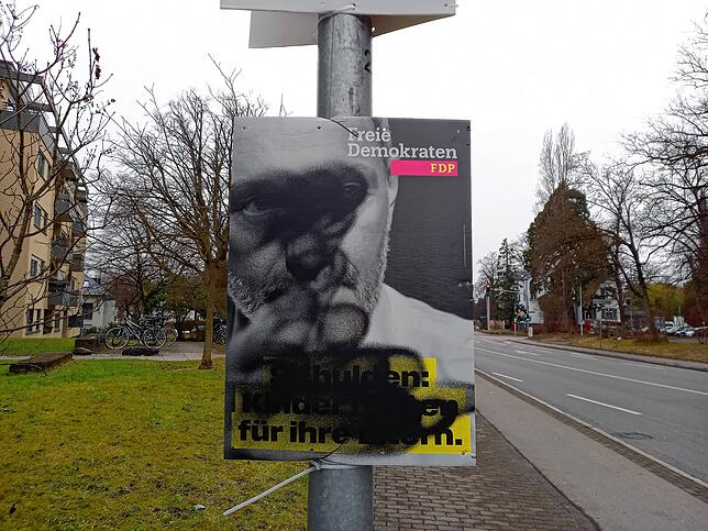 Hier hat jemand etwas gegen die FDP – oder gegen Christian Lindner: Ein übersprühtes Wahlplakat in der Allmannsdorfer Straße.