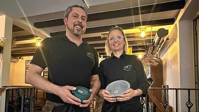 Janine und Jochen Schwarzwälder in ihrem Restaurant „Zum Kuckuck“ bieten bereits Mehrweggeschirr mit Rebowls und Recups an. Die Grünen ...
