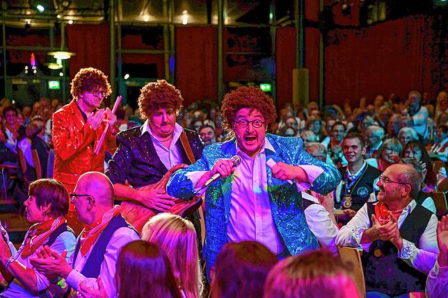 Mit dem Auftritt der „Gassenhauer“ Dominik Schaaf, Andreas Duffner und Thomas Streit singen sich die Katzenmusiker auch noch selbst das ...