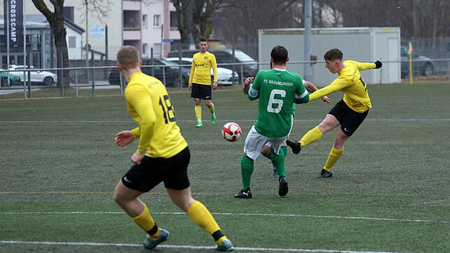 Der Bräunlinger Andreas Späth kann nicht mehr eingreifen, aber der Schuss von Felix Schübel geht am Tor vorbei beim Spiel zwischen dem ...