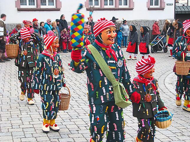 Die Guzleschlecker aus Triberg, gefolgt von den Wälderhexen aus Schönwald.