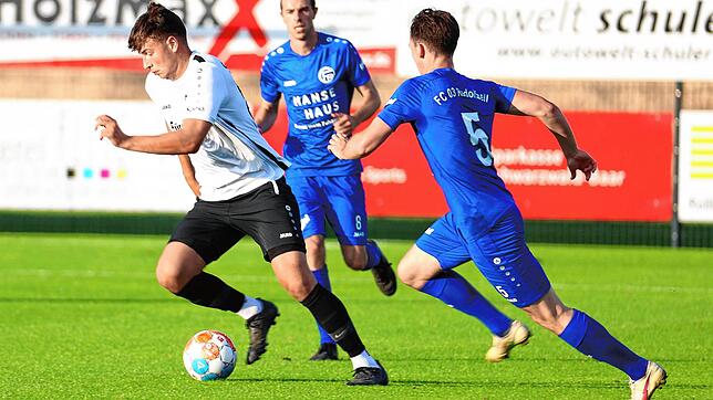 Auch der Aasener Tim Stolz (links) ist bei den Top 5-Treffern in der ersten Saisonhälfte der Bezirksliga Schwarzwald.