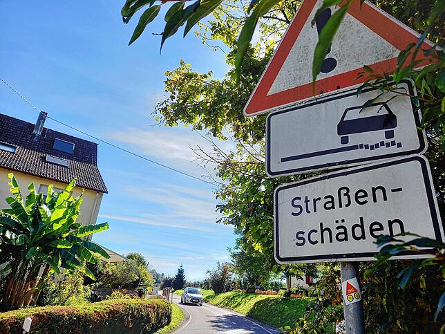 Das Schild in Reute gibt es schon seit Jahren. Nun soll der vierte und letzte Abschnitt der Kreisstraße saniert werden.