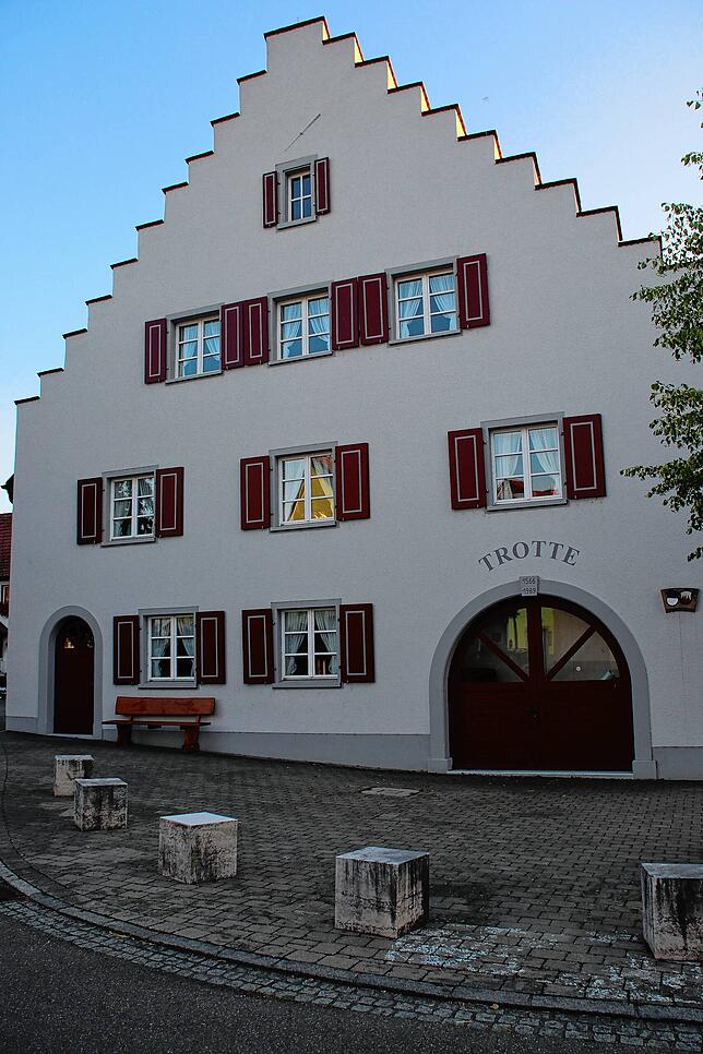 Eines der ortsprägenden Gebäude in Wutöschingen ist die von 1564 bis 1566 erbaute &bdquo;Trotte&ldquo;. Hier haben der Fanfarenzug, ...