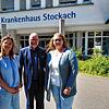 Krankenhaus-Geschäftsführer Michael Hanke mit den Krankenschwestern Sonja Klöck (links) und Tanja Bertsche (rechts), die seit 30 Jahren ...