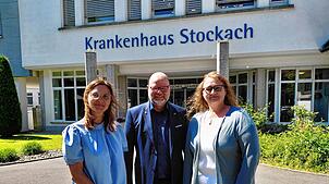 Krankenhaus-Geschäftsführer Michael Hanke mit den Krankenschwestern Sonja Klöck (links) und Tanja Bertsche (rechts), die seit 30 Jahren ...