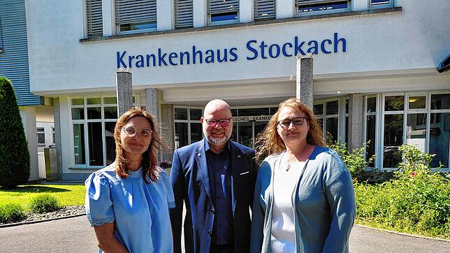 Krankenhaus-Geschäftsführer Michael Hanke mit den Krankenschwestern Sonja Klöck (links) und Tanja Bertsche (rechts), die seit 30 Jahren ...