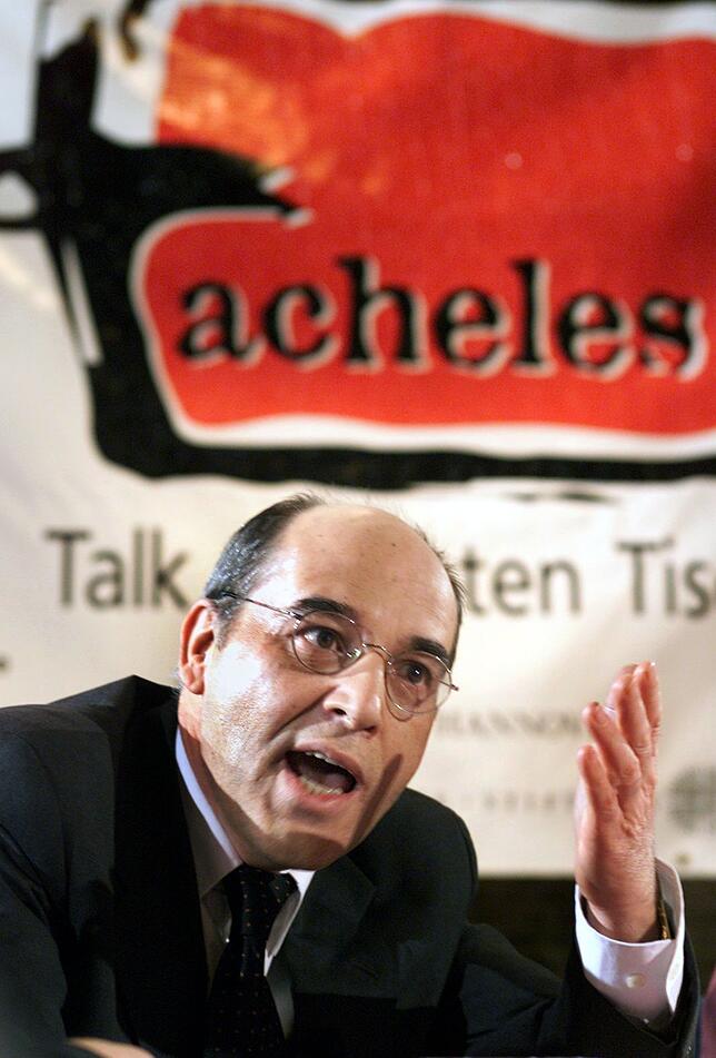 Gregor Gysi als Noch-Wirtschaftssenator von Berlin im Februar 2002.