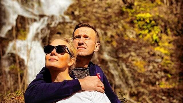 Auf Instagram posiert Alexej Nawalny mit seiner Frau Yulia vor den Todtnauer Wasserfällen.