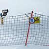 Ein Schild mit der Aufschrift &bdquo;Gesperrt Closed Chiuso Fermé&ldquo; hängt an einer Absperrung die rund um die Piste nahe der ...