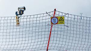Ein Schild mit der Aufschrift &bdquo;Gesperrt Closed Chiuso Fermé&ldquo; hängt an einer Absperrung die rund um die Piste nahe der ...