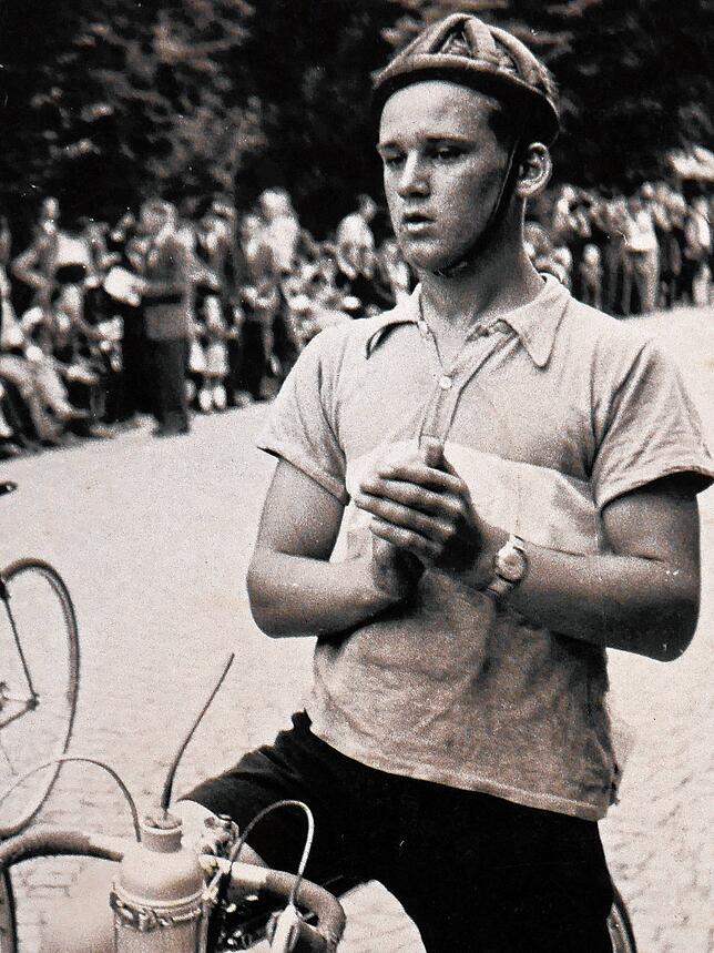 Der junge Helmut Wider bei einem Radrennen 1956.