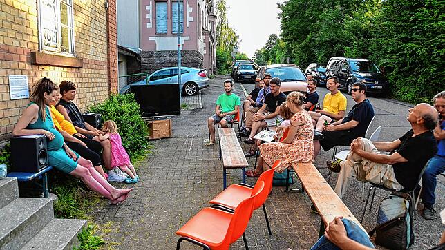 Zuhörer lauschen den Antworten der St. Georgener Bürger auf banale Warum-Fragen.
