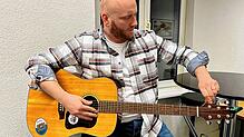 Christian Zimmermann stimmt seine Gitarre. Der Glonki-Blechtrommler hat eine CD mit 30 eigenen Stücken &ndash; unterlegt mit teils ...