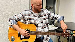 Christian Zimmermann stimmt seine Gitarre. Der Glonki-Blechtrommler hat eine CD mit 30 eigenen Stücken &ndash; unterlegt mit teils ...